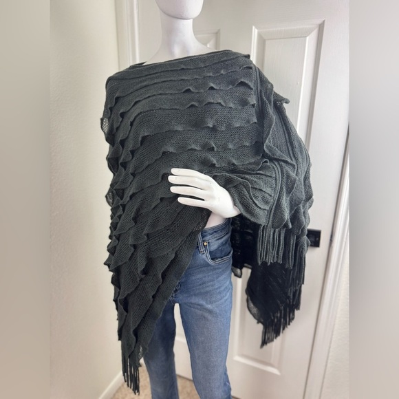 Max Edition Women's Gray Arcylic Poncho Size One Size.  A28 - Picture 1 of 9